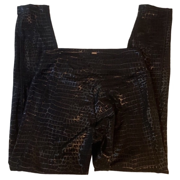 Victoria’s Secret Pink Ultimate black snake print leggings Size Small - Picture 1 of 7
